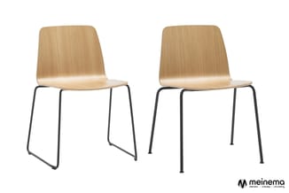 Twee houten stoelen met naturel fineer en zwart metalen frame, gestapeld weergegeven tegen witte achtergrond.
