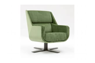 Groene fauteuil met hoge rugleuning, gestoffeerd zitgedeelte en zwart metalen kruisvormig voetsteun, tegen neutrale achtergro
