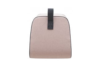 Beige canvas rugzak met donkergrijs kunstleren afwerking en zwart draaghengsels tegen witte achtergrond.