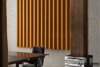 Kantoorruimte met houten bureau, grijze stoel, gouden gepleide gordijnen en houten wandpanelen.