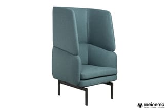 Grijsgroene loungestoel met hoge rugleuning en armsteunen op zwart metalen onderstel, schuin gepositioneerd.