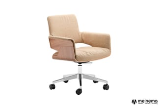 Beige bureaudraaistoel met houten armleggers en zijpanelen, aluminium onderstel met wielen, op witte achtergrond.