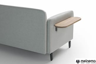 Grijze stof lounge fauteuil met houten armleuning tafel, zwarte poten, aanzicht van achteren.
