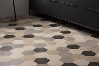 Keukenruimte met zwarte kasten en geometrische vloertegels in beige, grijs en zwart hexagonale patroon.