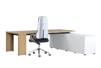 Kantoorinrichting met houten bureau, witte kantoorkast, ergonomische bureaustoel met witte rugsteun en zwart zitting.