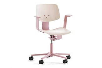 Roze bureaustoel met wit zitting en rugleuning, armsteunen, wieltjes en gasveer op vijfpunts voet tegen witte achtergrond.