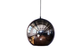 Zwarte bol-vormige hanglamp met spiegelend oppervlak, opgehangen aan zwarte draad tegen witte achtergrond.