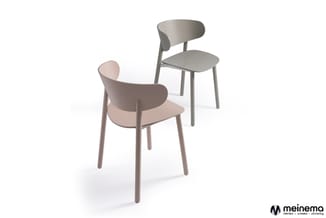 Twee houten stoelen met gebogen rugleuning en zitting in beige/taupe tinten, staande naast elkaar tegen witte achtergrond.