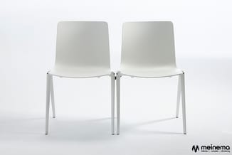 Twee witte kunststof stoelen met metalen poten op witte achtergrond. Meinema logo rechtsonder.