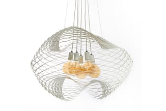 Hanglamp met wit stalen kogelstructuur en gele LED-gloeilamp, meerdere pendelarmaturen, moderne organische vorm.
