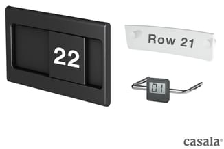 Huisnummerbord nummer 22 in zwart, rijlabel "Row 21" en digitale tijdregistratie-unit van Casala.