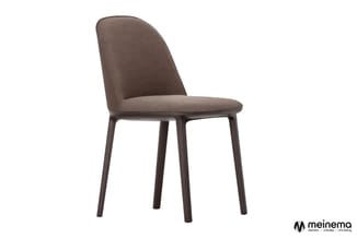 Grijsbruine stoel met gestoffeerde zitting en rugleuning, donkerbruin houten frame met vier poten, modern design.