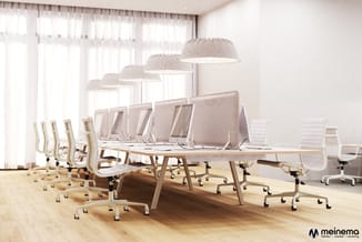 Modern kantoor met houten vergadertafel, witte en beige bureautoelen met wielen, hangende textiel armaturen en transparante r
