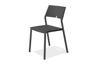 Zwarte kunststof stoel met metalen frame, recht design zonder armleuningen, tegen witte achtergrond.