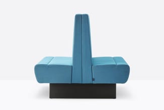 Blauwe modulaire zitbank met hoge rugsteun en zwart metalen onderstel, frontaanzicht.