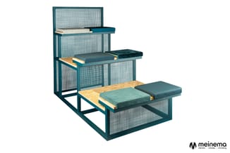 Meerlaagse kattenkast in donkergroen met netwerk-gaas, houten platforms en groene/blauwe kussens op verschillende niveaus.