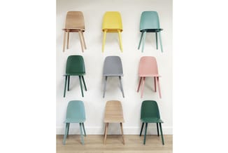 Negen stoelen in verschillende kleuren en materialen, gerangschikt in een 3x3 grid. Onder- en bovenzijde van elke stoel zicht