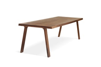 Houten vergadertafel met donkerbruine afwerking en schuine poten, rechthoekig blad, vrijstaand tegen witte achtergrond.