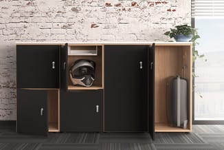 Modulaire kastencombinatie met zwarte deuren en natuurlijke houtafwerking, inclusief open vakken voor helm en koffer, tegen b