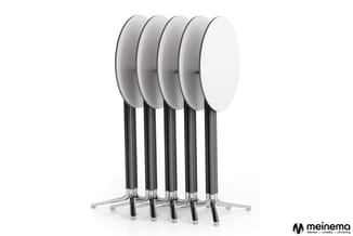 Vijf moderne stoelen met ronde grijze zitting, zwarte poten en metalen voetsteun, in een halve cirkel opgesteld.