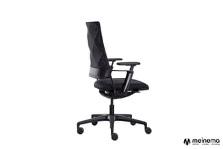 Zwarte ergonomische bureaustoel met mesh rugsteun, zwarte armleuningen en wieltjes op vijfpunts voet, tegen witte achtergrond