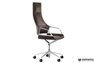 Moderne bureaustoel met donkerbruin lederen bekleding, aluminium armleuningen en vijfpunts wielbasis op witte achtergrond.