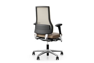 Moderne bureaustoel met beige mesh-rugleuning, taupe zitting, zwarte armsteunen en zilveren aluminium kruisvoet op wieltjes.