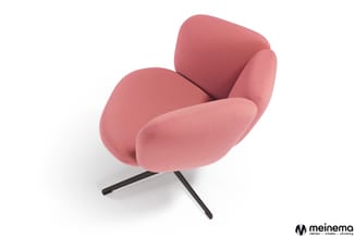 Roze fauteuil met gesloten zitting en rugleuning, zwart metalen driepoot onderstel, vooraanzicht tegen witte achtergrond.