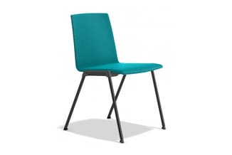 Turquoise stoel met gewatteerde zitting en rugleuning, zwart metalen kruispoten frame, vrijstaand tegen witte achtergrond.