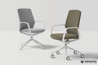 Twee moderne kantoorstoelen met witte frames: links grijze mesh-stoel op vierpootonderstel, rechts olijfgroene stof-stoel op