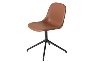Bruine leren bureaustoel op zwart draaivoet met vier poten, modern design, tegen witte achtergrond.