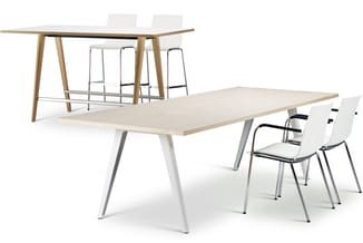 Kantoormeubelen: vergadertafel met licht houten blad en wit onderstel, bijzettafel met houten blad en witte poten, barkrukken