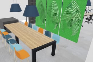 Vergadertafel met houten blad en zwart onderstel, omringd door kleurrijke stoelen. Groene akoestische schermen met bladmotief