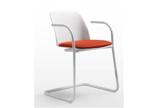 Kantoorstoel met witte kunststof rug, oranje zitting en grijze metalen frame met sledeconstructie.
