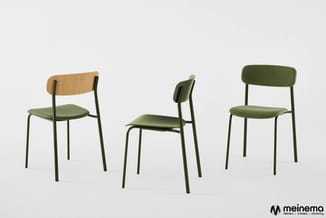 Drie stoelen met groen metalen frame: links houten gebogen rug met groen zitgedeelte, midden groen zitgedeelte, rechts volled