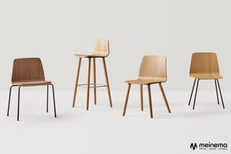 Vier houten stoelen in verschillende ontwerpen: donkerbruin met metalen onderstel, licht naturel barkruk, licht naturel met h