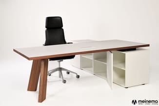 Moderne bureauwerkplek met houten bureau, witte opbergkasten, zwarte ergonomische bureaustoel en grijze wielbasis.
