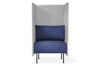 Akoestische fauteuil met grijze wanden, donkerblauwe zitting en rug, metalen poten.