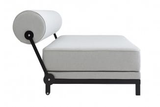 Verstelbaar bedframe met grijze stofbekleding en zwarte metalen frame, voorzien van cilindervormige hoofdsteun.