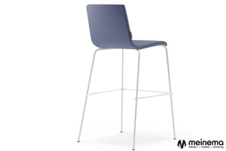 Barkruk met blauwe zitting en witte metalen frameconstuctie, frontaal gefotografeerd tegen witte achtergrond.