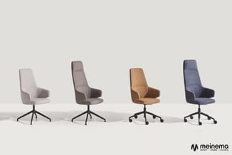 Vier gestoffeerde bureaustoe­len in verschillende kleuren (grijs, taupe, camel, blauw) op zwart onderstel tegen neutrale acht