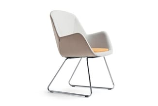 Moderne stoel met witte en grijze gestoffeerde rugleuning, beige zitting, armleuningen en grijs metalen sled-onderstel.
