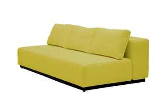 Gele slaapbank met opklapbare zitting, decoratieve rugkussens en zwart onderstel tegen witte achtergrond.