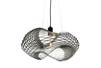 Hangende draadlamp met organische vorm, zwart metalen gaaswerk, goudkleurig accent, wit geïsoleerde achtergrond.
