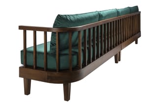 Houten loungbank met groene zitkussens, verticale spijlenafwerking aan zijkanten, poten op grijze voet, zijkant zichtbaar.
