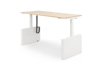 Elektrisch verstelbaar bureau met naturel blad, wit onderstel en kabelmanagement, staand positie.