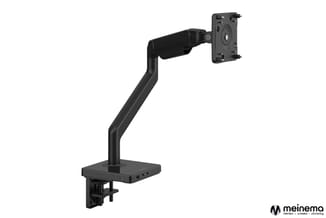 Zwarte monitorarm met bureauklamp, verstelbaar, met tablet-/smartphonehouder bovenaan tegen witte achtergrond.