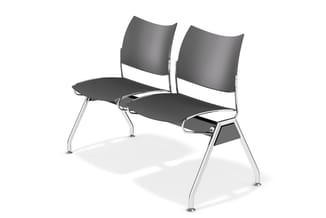Wachtruimtebank met twee zitplaatsen, zwarte zitting en rugleuning, zilveren aluminium frame, moderne design.
