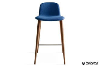 Blauwe barstoel met gestoffeerde zitting en rugleuning, houten poten en voetsteun, tegen witte achtergrond.
