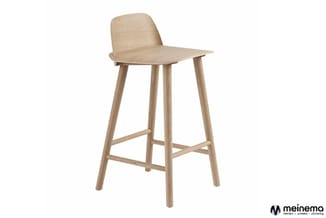 Houten barkruk met gebogen rugleuning, vier poten en voetsteun, naturel eiken kleur, tegen witte achtergrond.